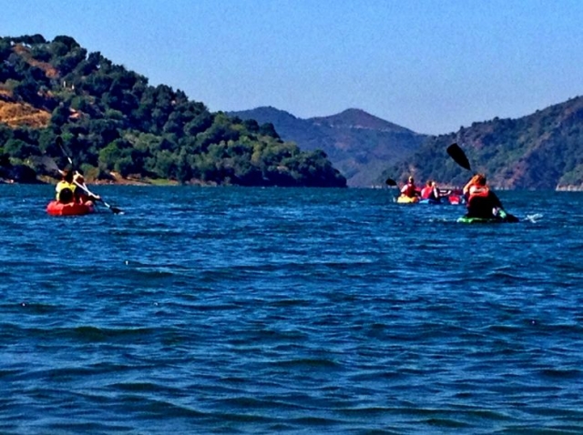  grupo de amigos curtindo velejar em um lago de águas calmas 